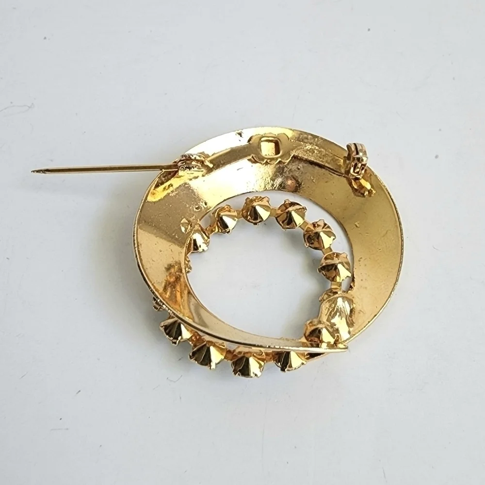Vintage Green Rhinestones Brooch‎ Gold Tone Circle Round Pin 60s Estate Piece